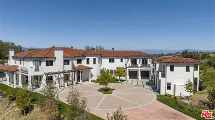 Can you see celebrity homes in Calabasas?