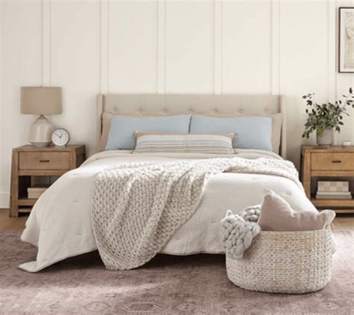 Does Sherwin Williams alabaster look yellow?