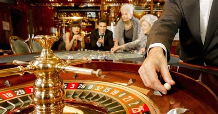 How much does a casino owner make a year?